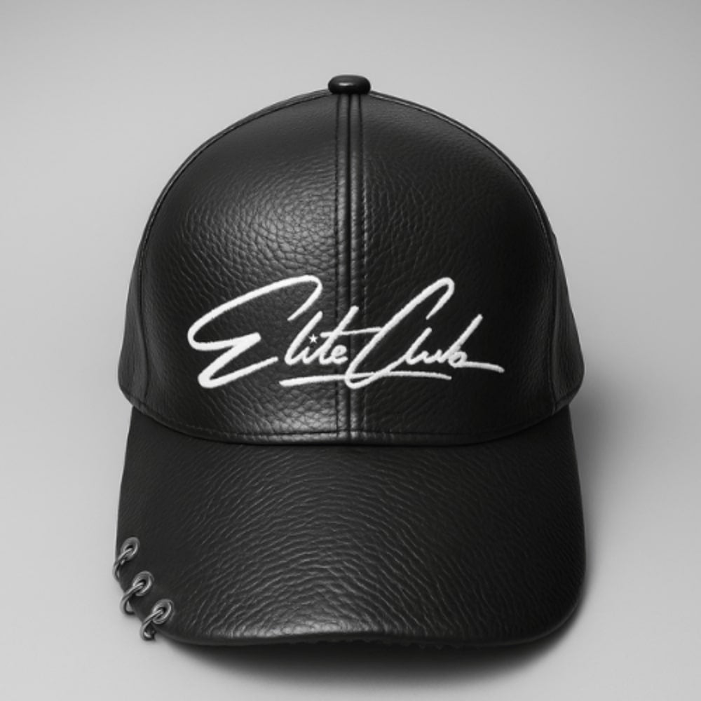 Schwarze Cap in Lederoptik mit weiß gesticktem Elite Club Logo, 6-Panel-Design und silbernen Metallringen am Schirm