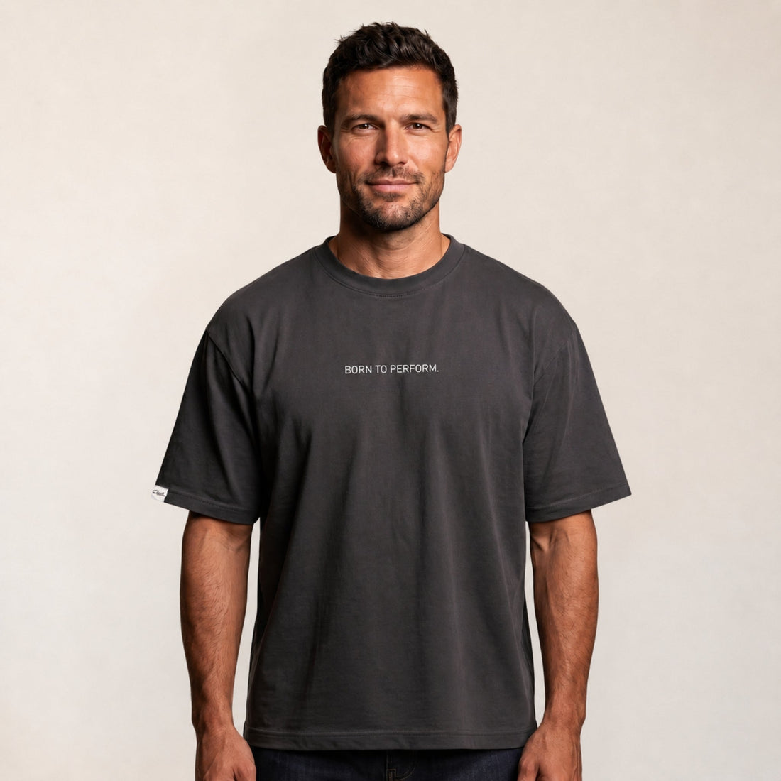 Heavy Oversize T-Shirt Herren 100% Baumwolle Anthrazit BORN TO PERFORM – Frontalansicht Model