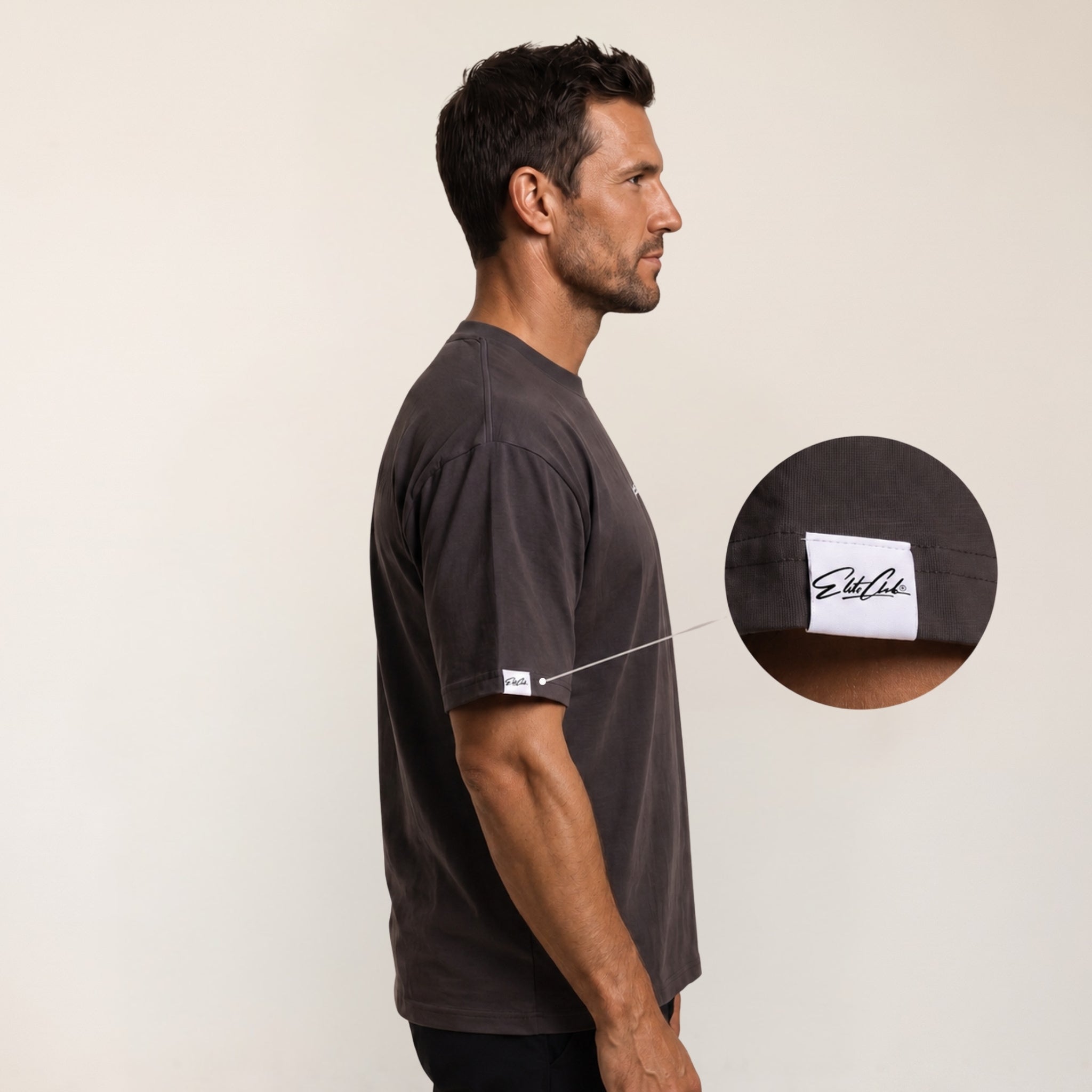 Heavy Oversize T-Shirt Herren 100% Baumwolle Anthrazit BORN TO PERFORM – Seitenansicht mit Elite Club Ärmel-Label