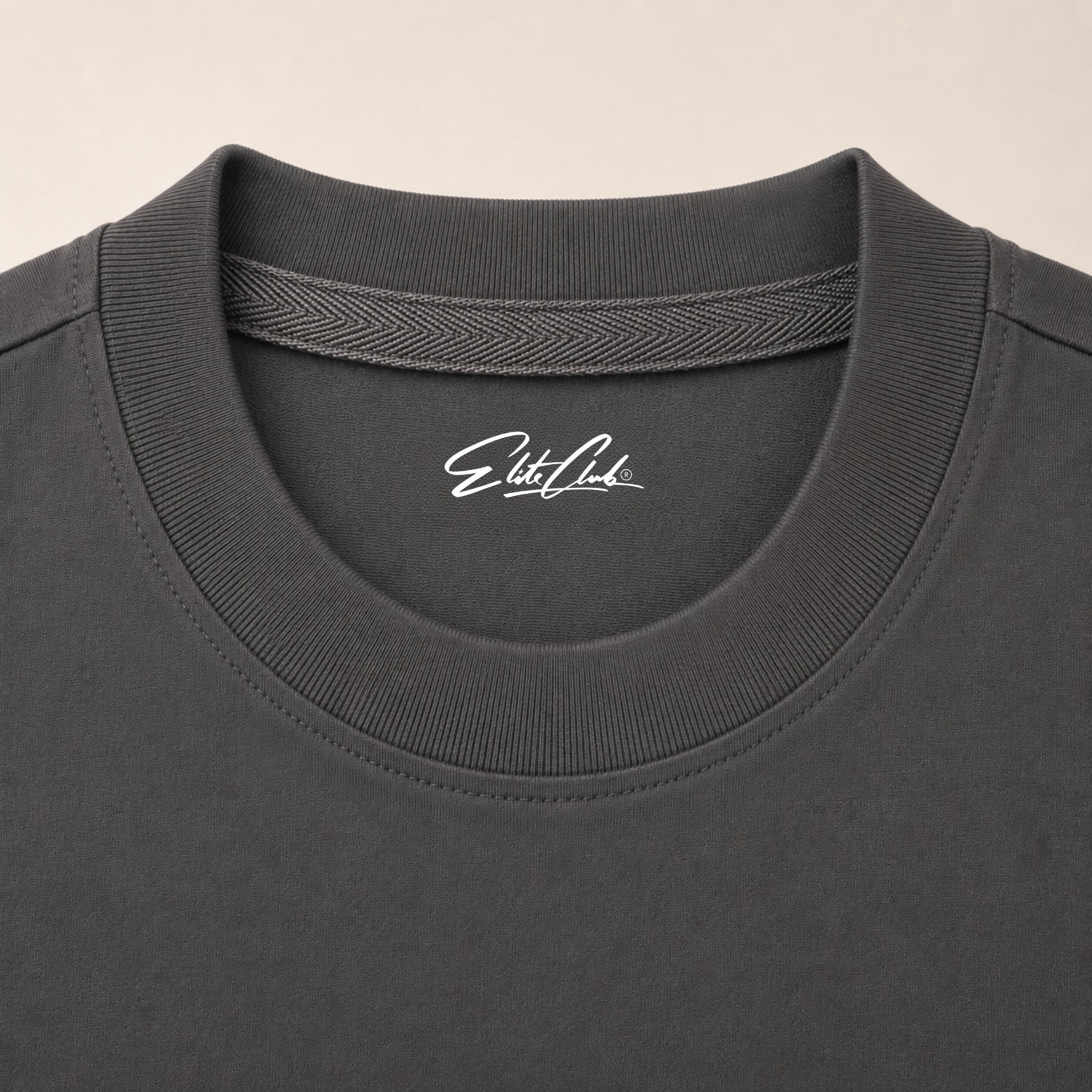 Heavy Oversize T-Shirt Herren 100% Baumwolle Anthrazit WINNER DNA – Nahaufnahme verstärkter Rundhalsausschnitt