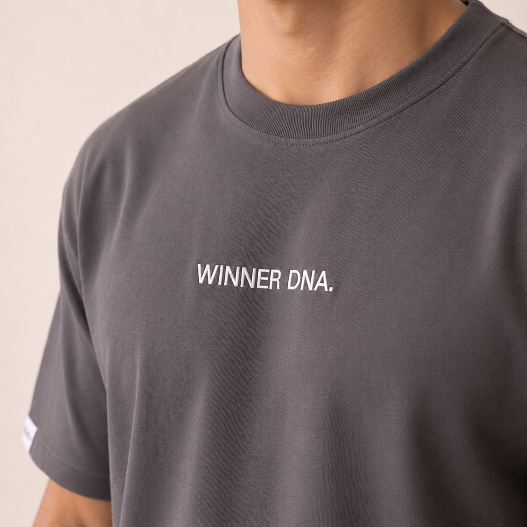 Heavy Oversize T-Shirt Herren 100% Baumwolle Anthrazit WINNER DNA – Nahaufnahme Bruststickerei