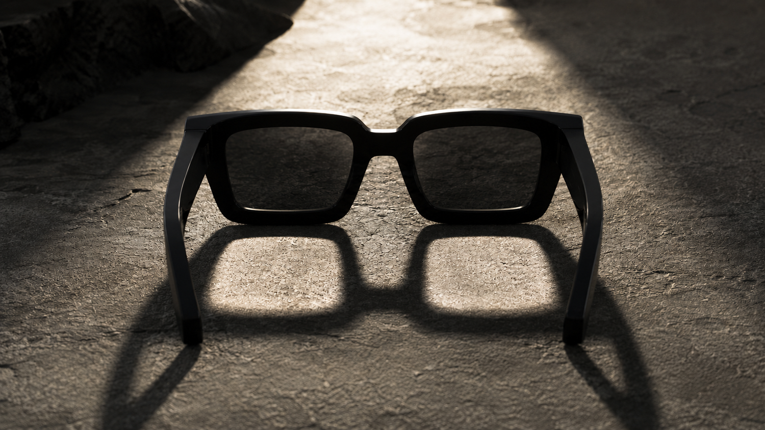 Schwarze Herren Sonnenbrille im Gegenlicht, Lichtdurchlass durch getönte Gläser