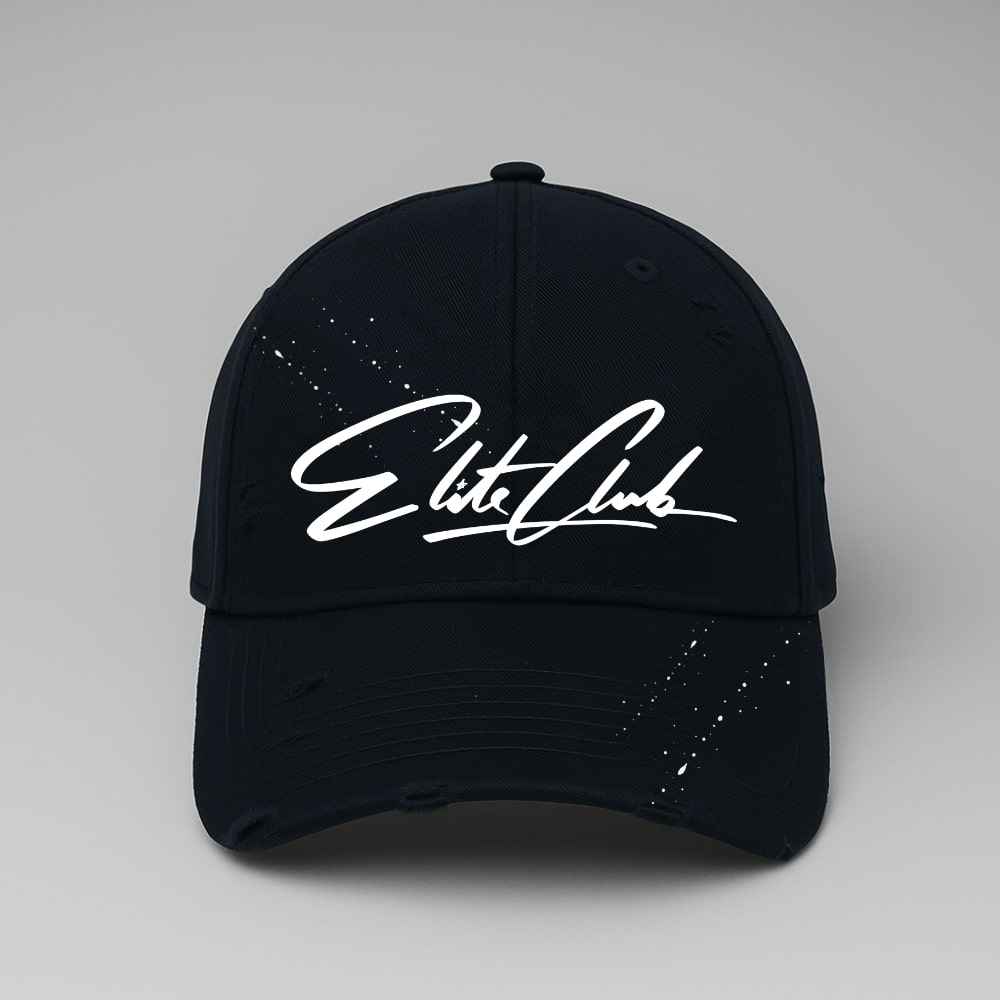Schwarze Cap mit weiß gesticktem Elite Club Logo, dezenten Distressed-Details und weißen Farbspritzern auf Schirm und Frontpanel