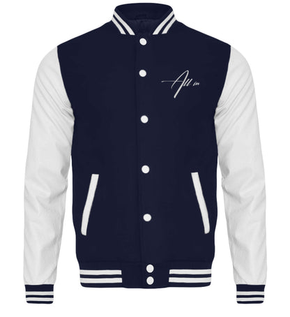 Dunkelblaue Herren College Jacke stylisch und bequem veredelt mit einem Kalligraphie Design 
