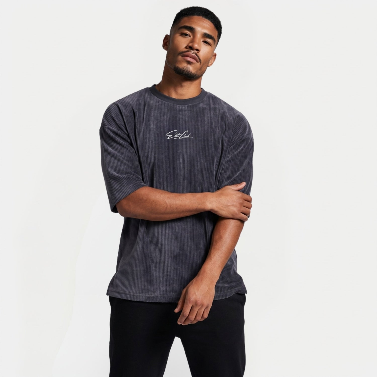 Model trägt das Elite Club Crd Oversize T-Shirt Heavy anthrazit mit elite club logo Stickerei auf der Brust