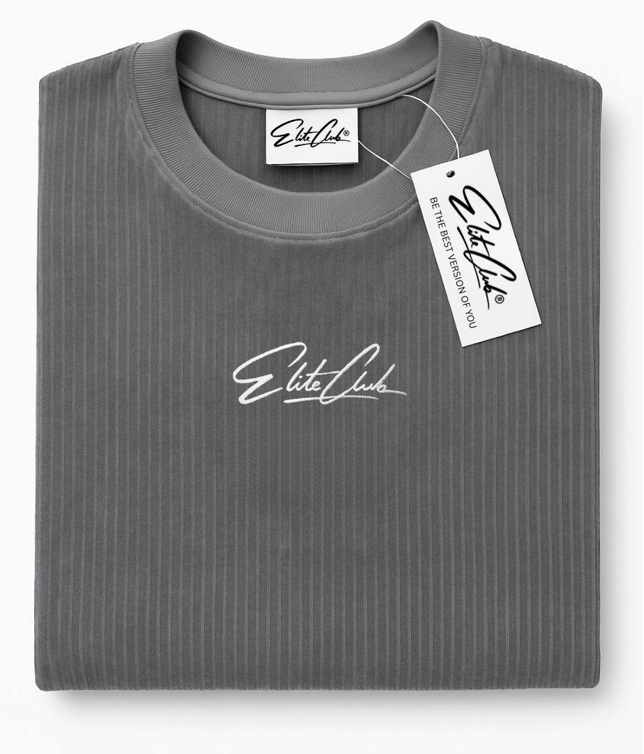 Gefaltetes Elite Club® Oversize Cord T-Shirt in Grau mit gesticktem Logo auf der Brust und Labelanhänger – modernes, minimalistisches Streetwear-Design.