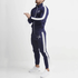 marinenblau Tracksuit aus Polyester mit weißen Streifen veredelt mit einem All in Signature Design. Slim fit, atmungsaktiv und bequem