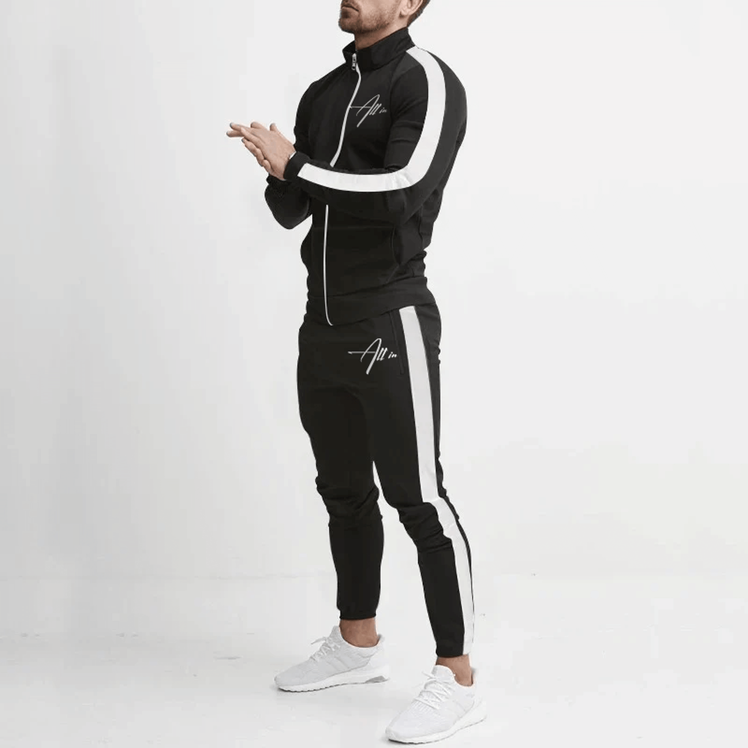 schwarzer Tracksuit aus Polyester mit weißen Streifen veredelt mit einem All in Signature Design. Slim fit, atmungsaktiv und bequem 