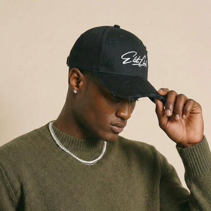 Elite Club Distressed Cap weiß-schwarz mit Signature-Stickerei – Frontansicht mit Used-Effekt am Schirm