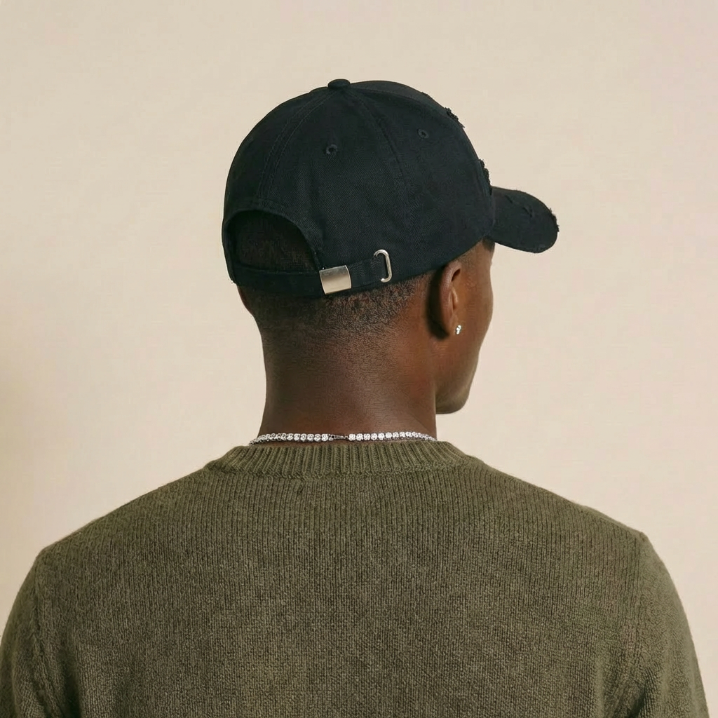 Elite Club Distressed Cap weiß-schwarz mit verstellbarem Metallverschluss – Detailansicht von hinten am Model