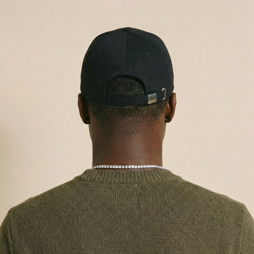 Elite Club Distressed Basecap weiß mit schwarzem Strap und Metallverschluss – Rückansicht am Model vor neutralem Hintergrund