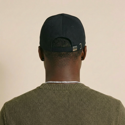 Elite Club Distressed Basecap weiß mit schwarzem Strap und Metallverschluss – Rückansicht am Model vor neutralem Hintergrund