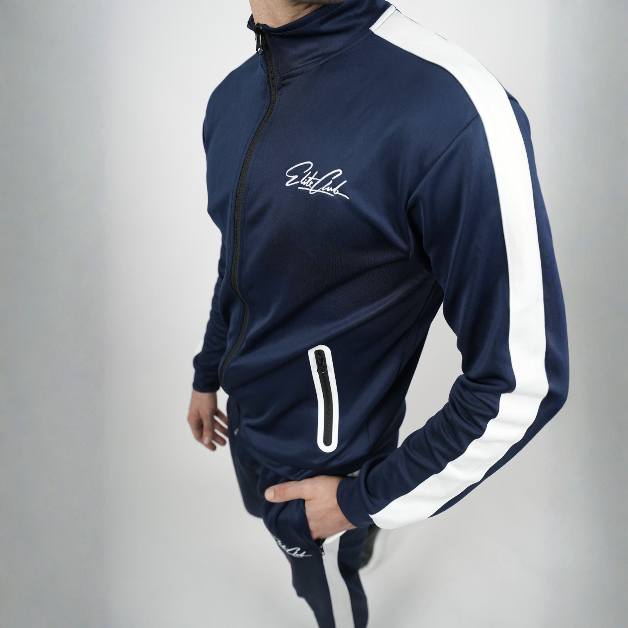 Detailaufnahme der Elite Club Performance Trainingsjacke für Herren mit Reißverschluss und weißen Seitenstreifen