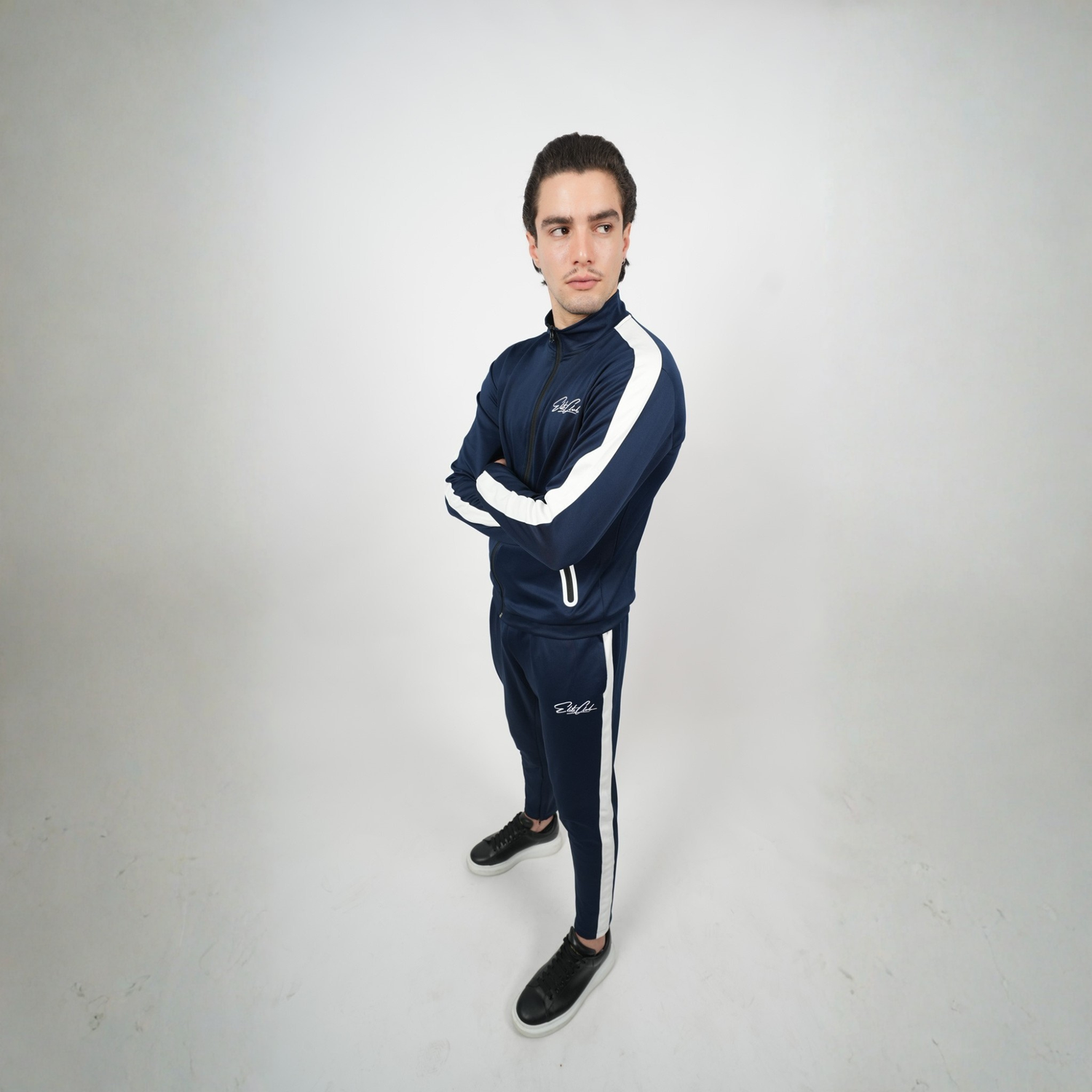 Frontansicht des Elite Club Performance Trainingsanzugs für Herren, Slim Fit, Trainingsjacke und Hose in Navy Blau