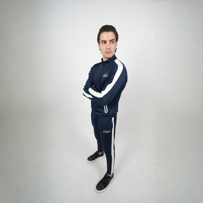 Frontansicht des Elite Club Performance Trainingsanzugs für Herren, Slim Fit, Trainingsjacke und Hose in Navy Blau