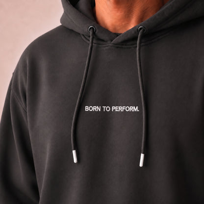 Heavy Oversize Hoodie Herren 100% Baumwolle Anthrazit BORN TO PERFORM – Nahaufnahme der Bruststickerei „BORN TO PERFORM.“