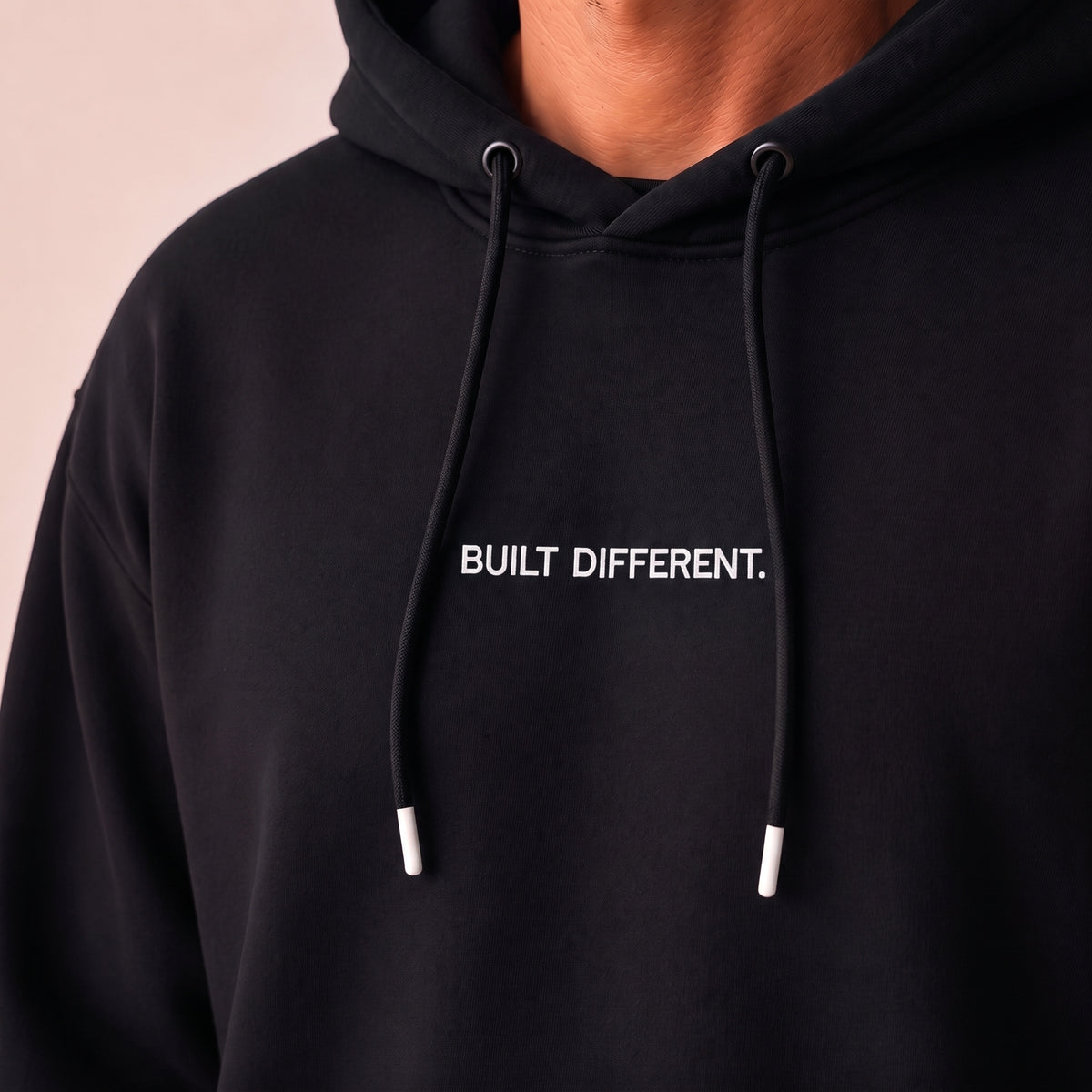 Heavy Oversize Hoodie Herren 100% Baumwolle Schwarz BUILT DIFFERENT – Nahaufnahme der Bruststickerei „BUILT DIFFERENT.“