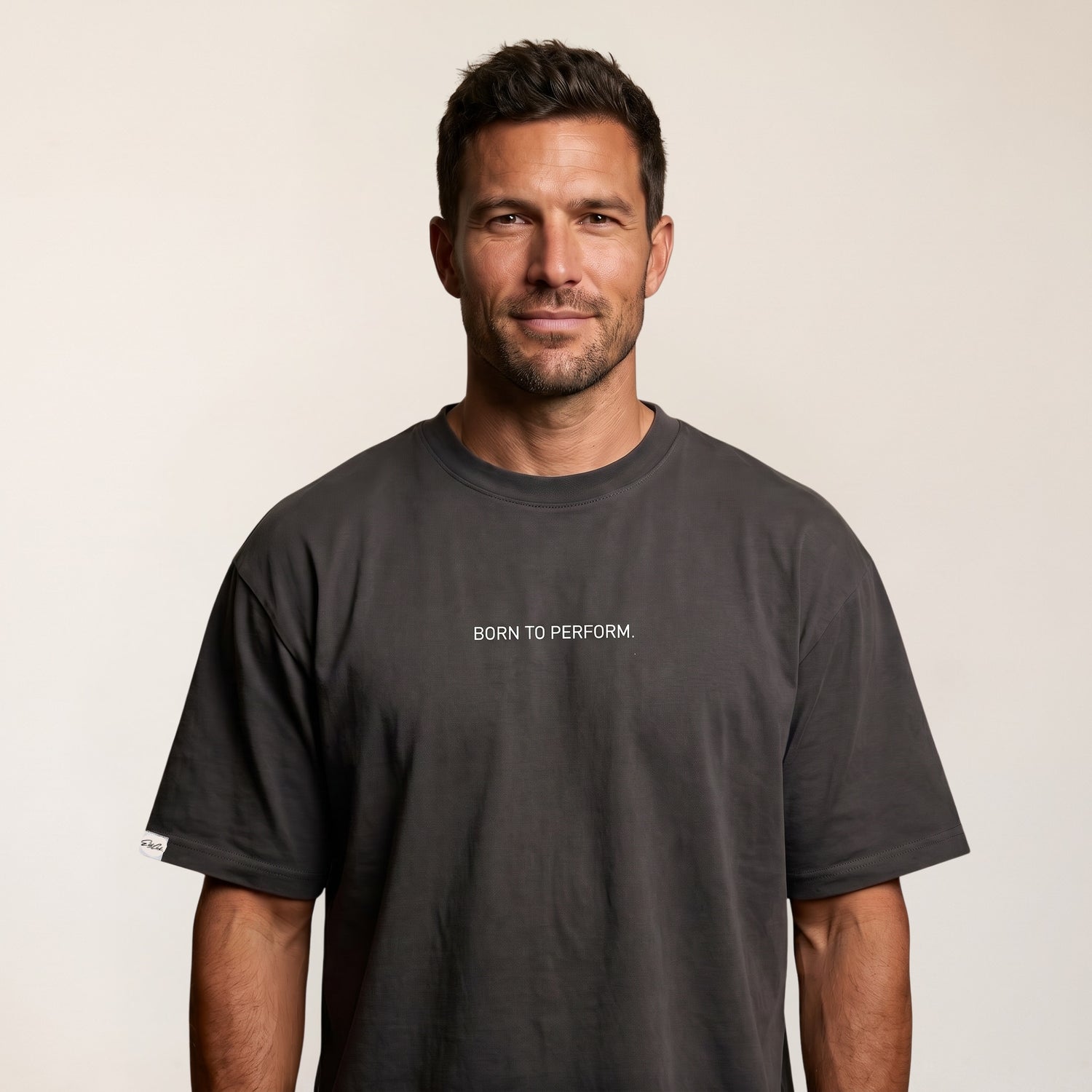 Oversize T-Shirt Baumwolle Anthrazit BORN TO PERFORM Herren – Frontalansicht Model