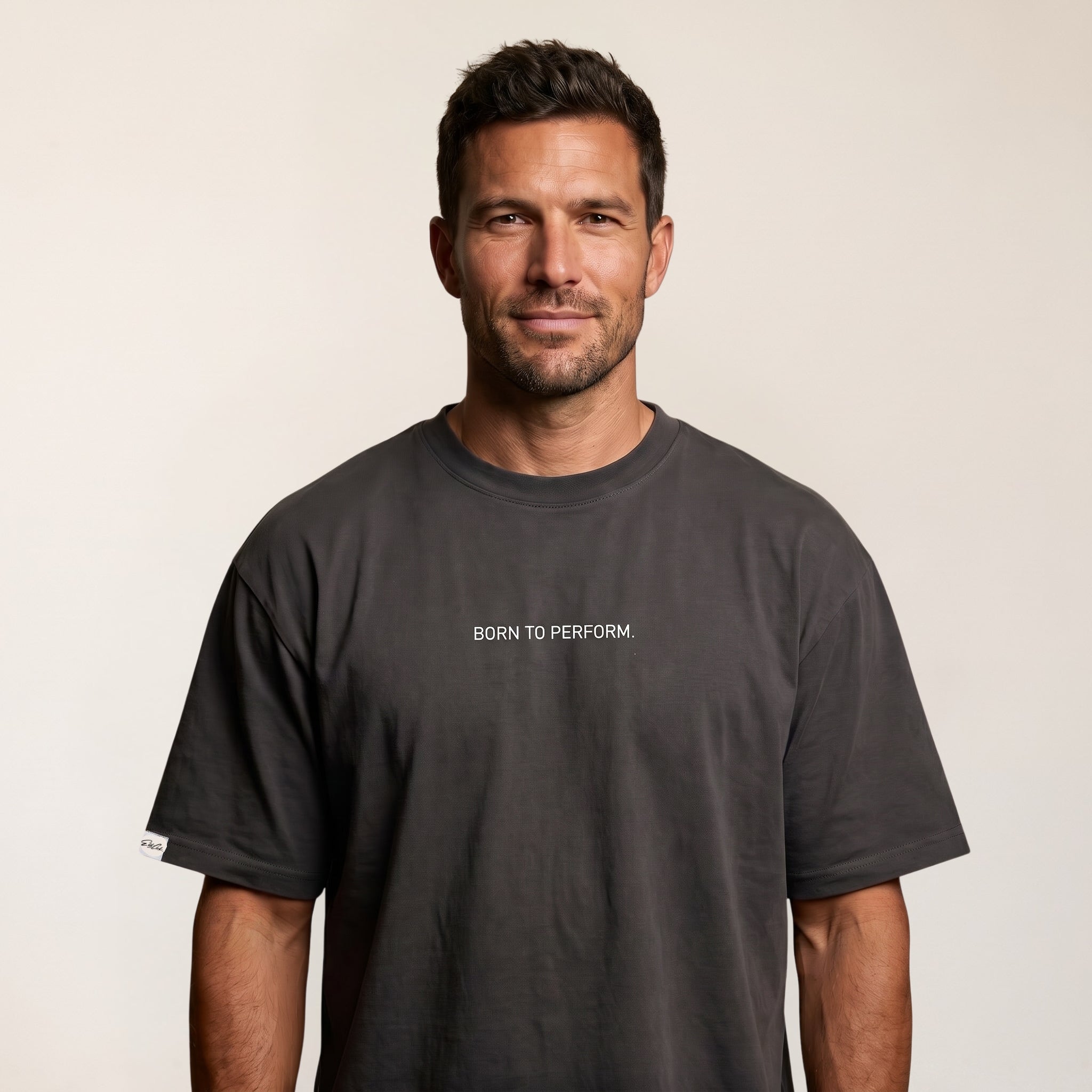 Oversize T-Shirt Baumwolle Anthrazit BORN TO PERFORM Herren – Frontalansicht Model