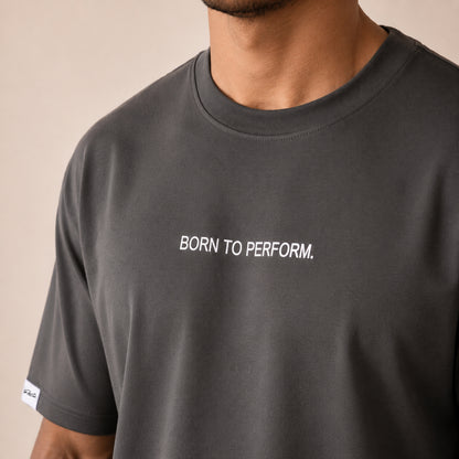 Oversize T-Shirt Baumwolle Anthrazit BORN TO PERFORM Herren – Nahaufnahme Bruststickerei