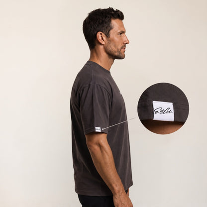 Heavy Oversize T-Shirt Herren 100% Baumwolle Anthrazit BORN TO PERFORM – Seitenansicht mit Elite Club Ärmel-Label