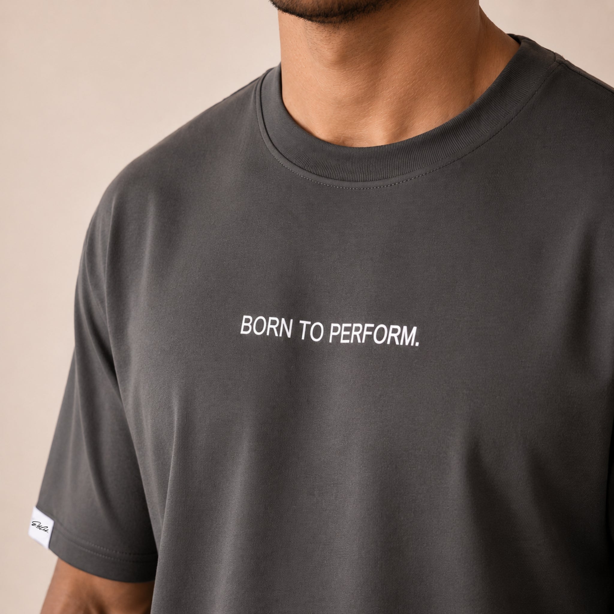 Heavy Oversize T-Shirt Herren 100% Baumwolle Anthrazit BORN TO PERFORM – Nahaufnahme Bruststickerei