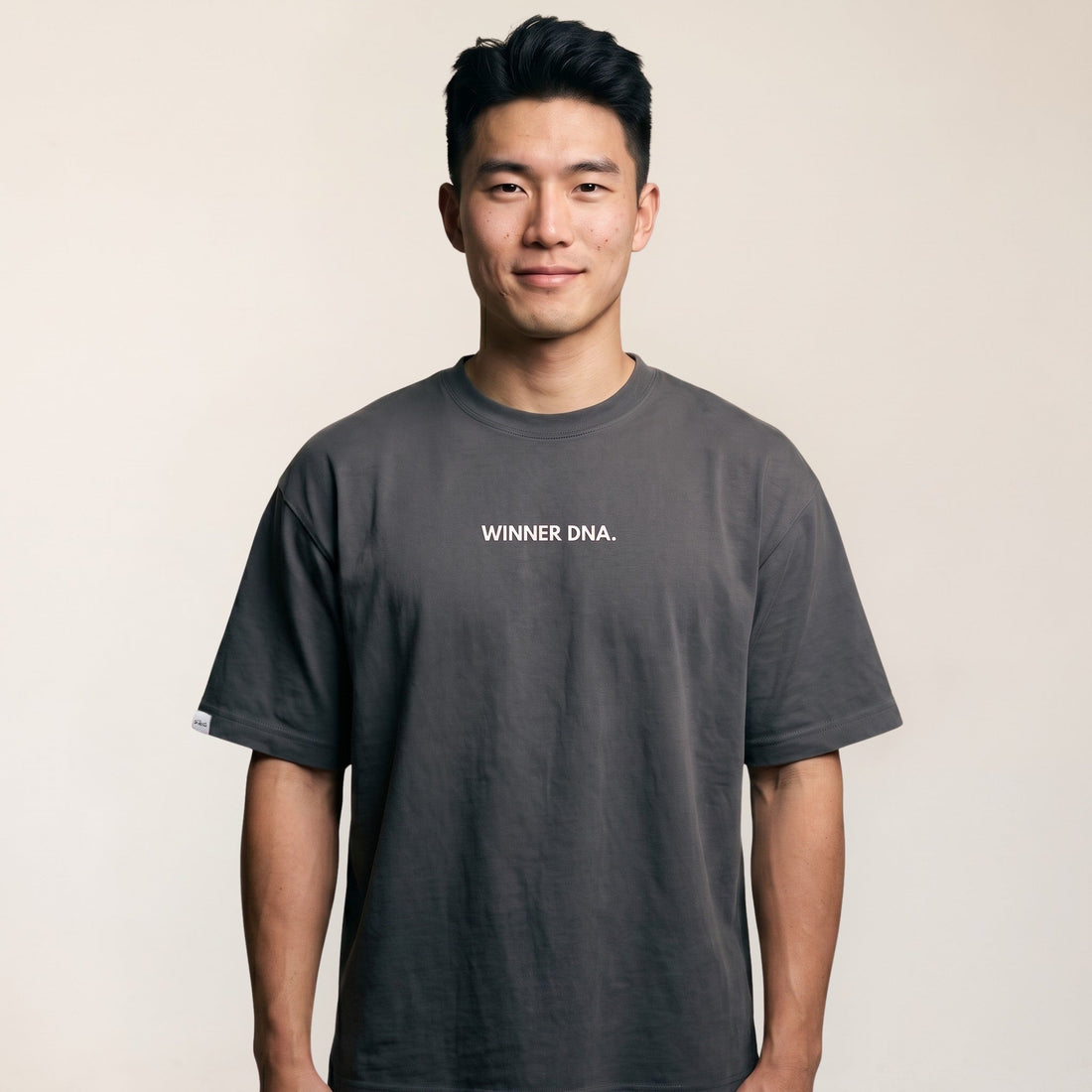 Heavy Oversize T-Shirt Herren 100% Baumwolle Anthrazit WINNER DNA – Frontalansicht Model
