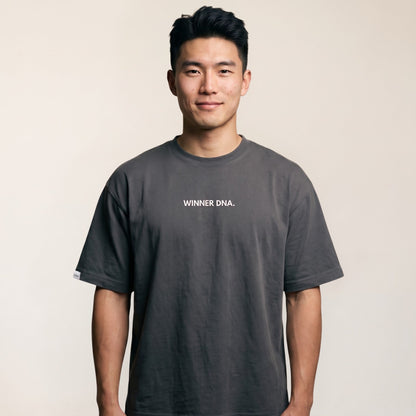 Heavy Oversize T-Shirt Herren 100% Baumwolle Anthrazit WINNER DNA – Frontalansicht Model