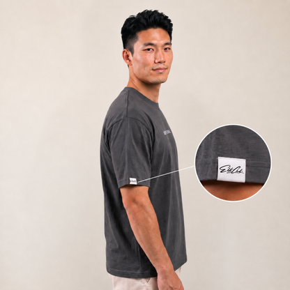 Heavy Oversize T-Shirt Herren 100% Baumwolle Anthrazit WINNER DNA – Seitenansicht mit Elite Club Ärmel-Label