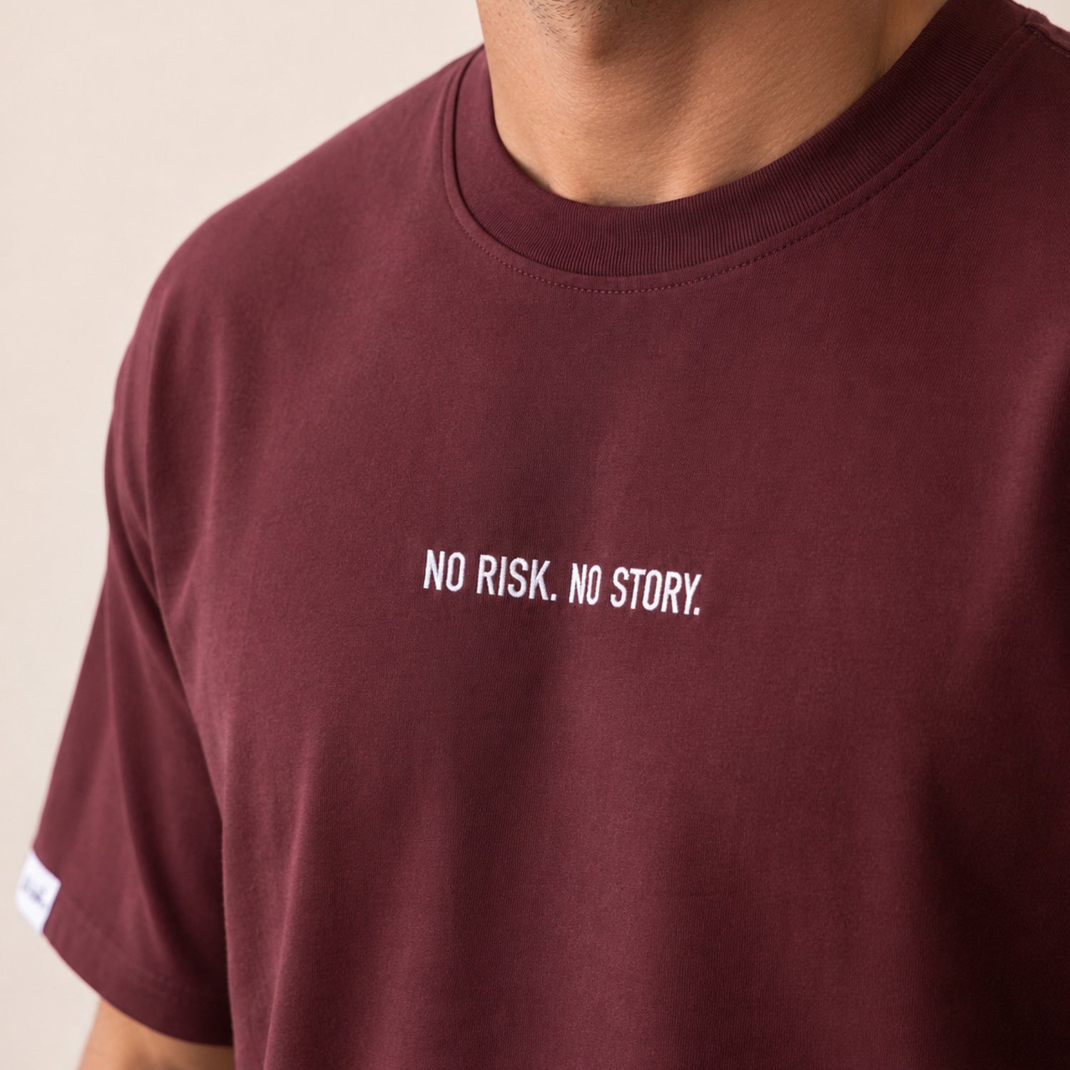 Heavy Oversize T-Shirt Herren 100% Baumwolle Burgundy NO RISK NO STORY – Nahaufnahme Bruststickerei