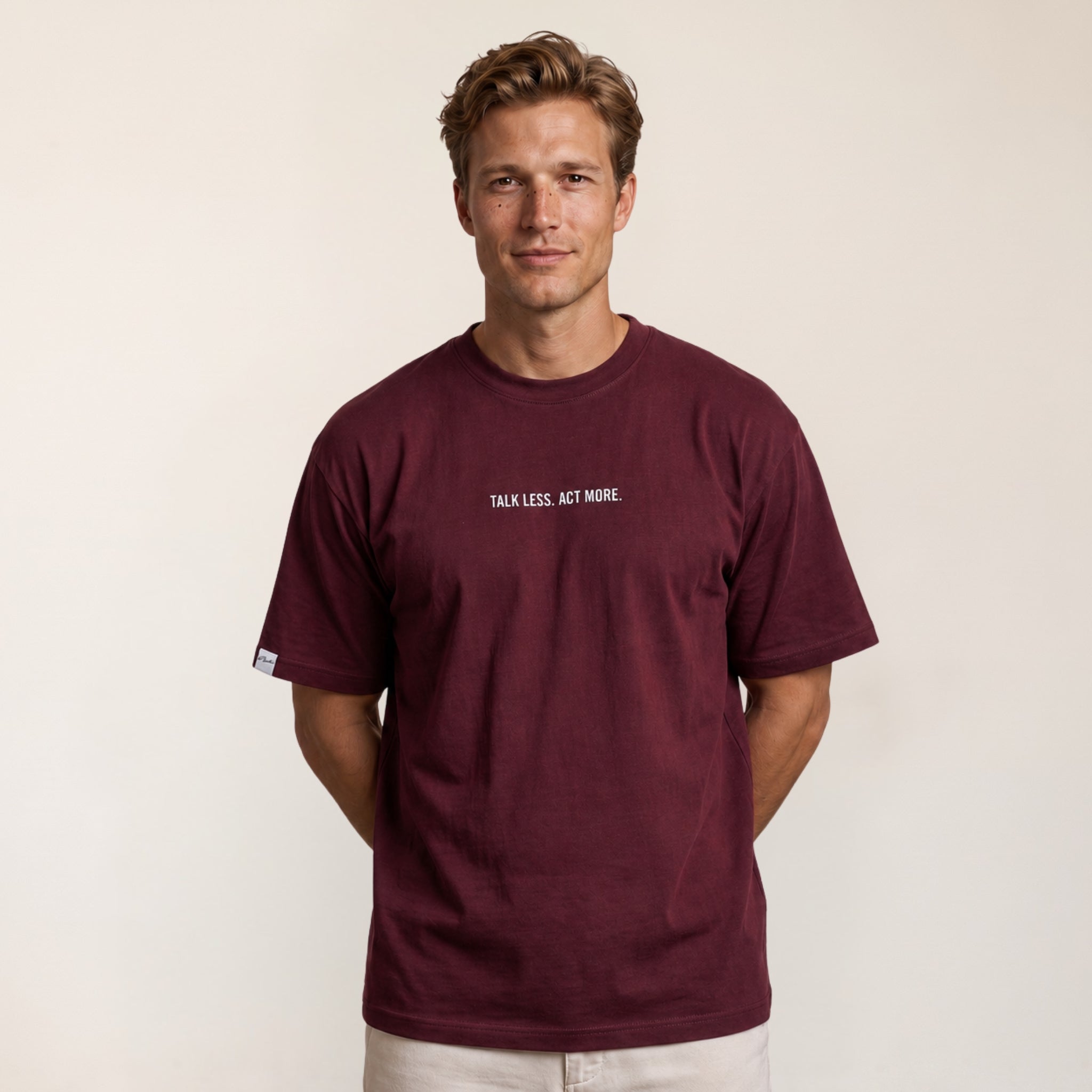Heavy Oversize T-Shirt Herren 100% Baumwolle Burgundy TALK LESS ACT MORE – Frontalansicht Model