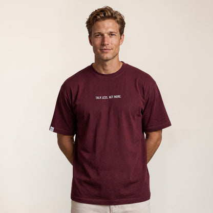 Heavy Oversize T-Shirt Herren 100% Baumwolle Burgundy TALK LESS ACT MORE – Frontalansicht Model