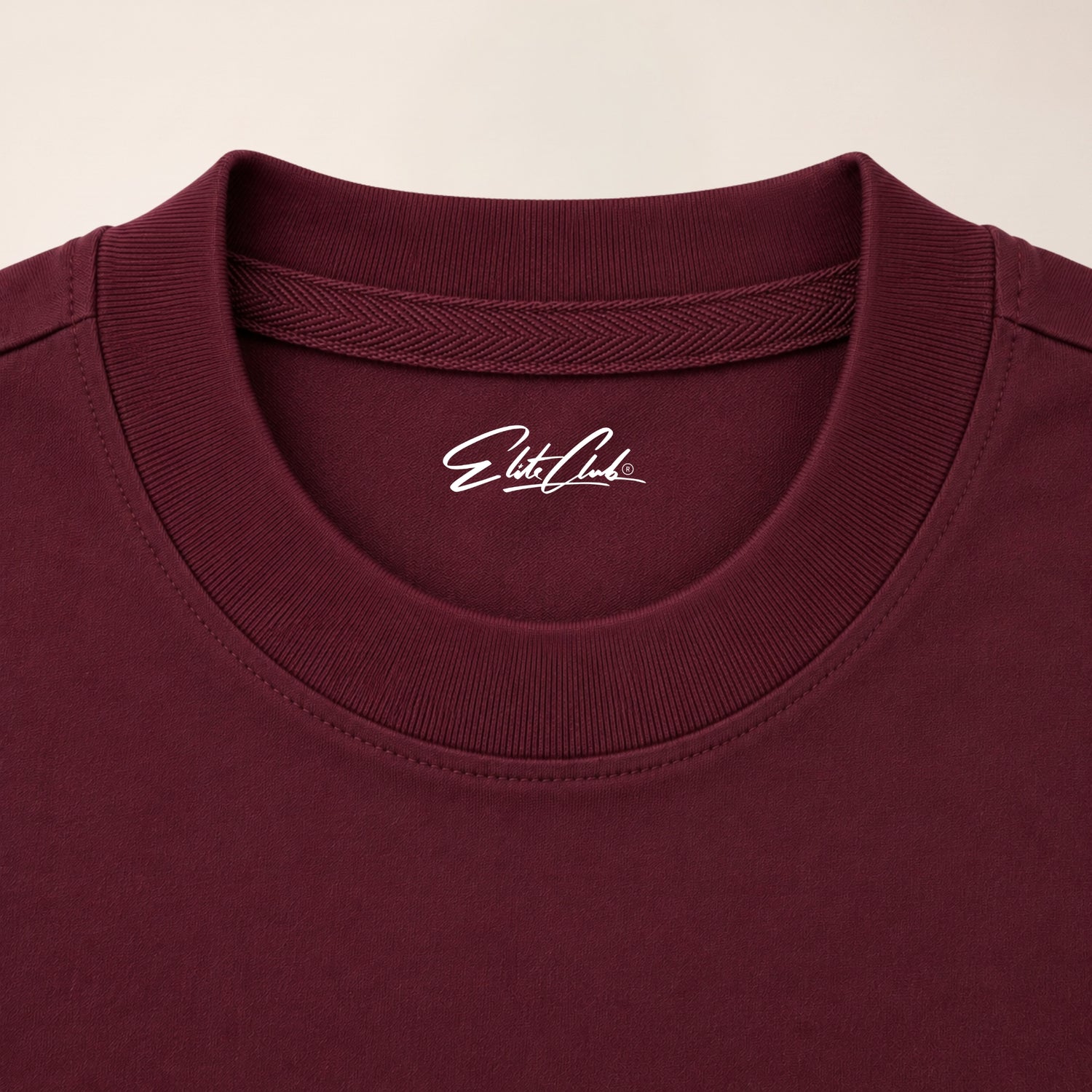 Heavy Oversize T-Shirt Herren 100% Baumwolle Burgundy TALK LESS ACT MORE – Nahaufnahme verstärkter Rundhalsausschnitt