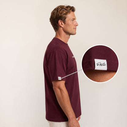 Heavy Oversize T-Shirt Herren 100% Baumwolle Burgundy TALK LESS ACT MORE – Seitenansicht mit Elite Club Ärmel-Label