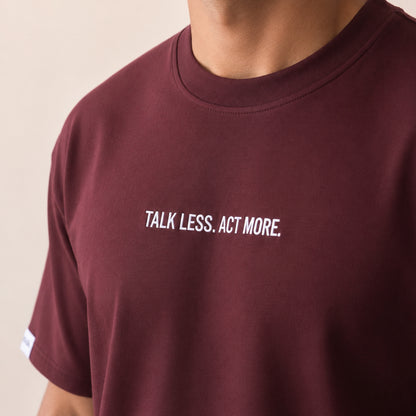 Heavy Oversize T-Shirt Herren 100% Baumwolle Burgundy TALK LESS ACT MORE – Nahaufnahme Bruststickerei