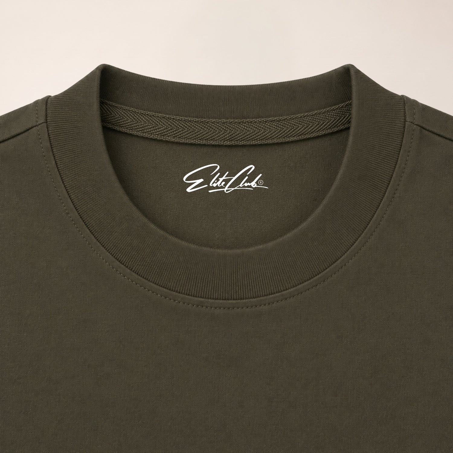 Heavy Oversize T-Shirt Herren 100% Baumwolle Olivgrün ALPHA MOOD – Nahaufnahme verstärkter Rundhalsausschnitt