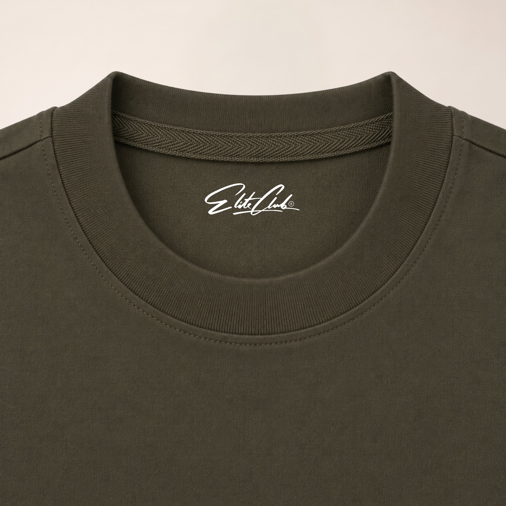 Heavy Oversize T-Shirt Herren 100% Baumwolle Olivgrün ALPHA MOOD – Nahaufnahme verstärkter Rundhalsausschnitt