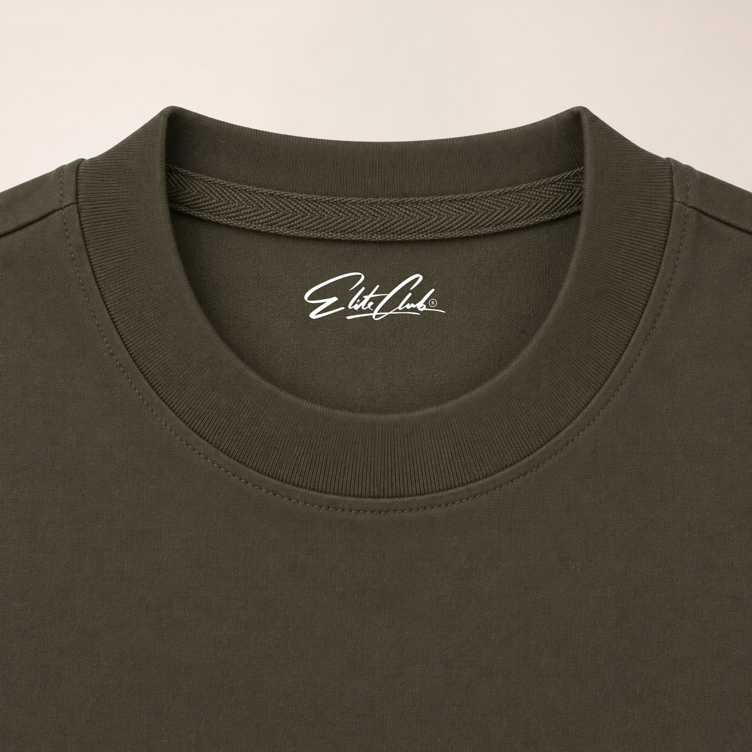 Heavy Oversize T-Shirt Herren 100% Baumwolle Olivgrün ZERO DOUBT – Nahaufnahme verstärkter Rundhalsausschnitt