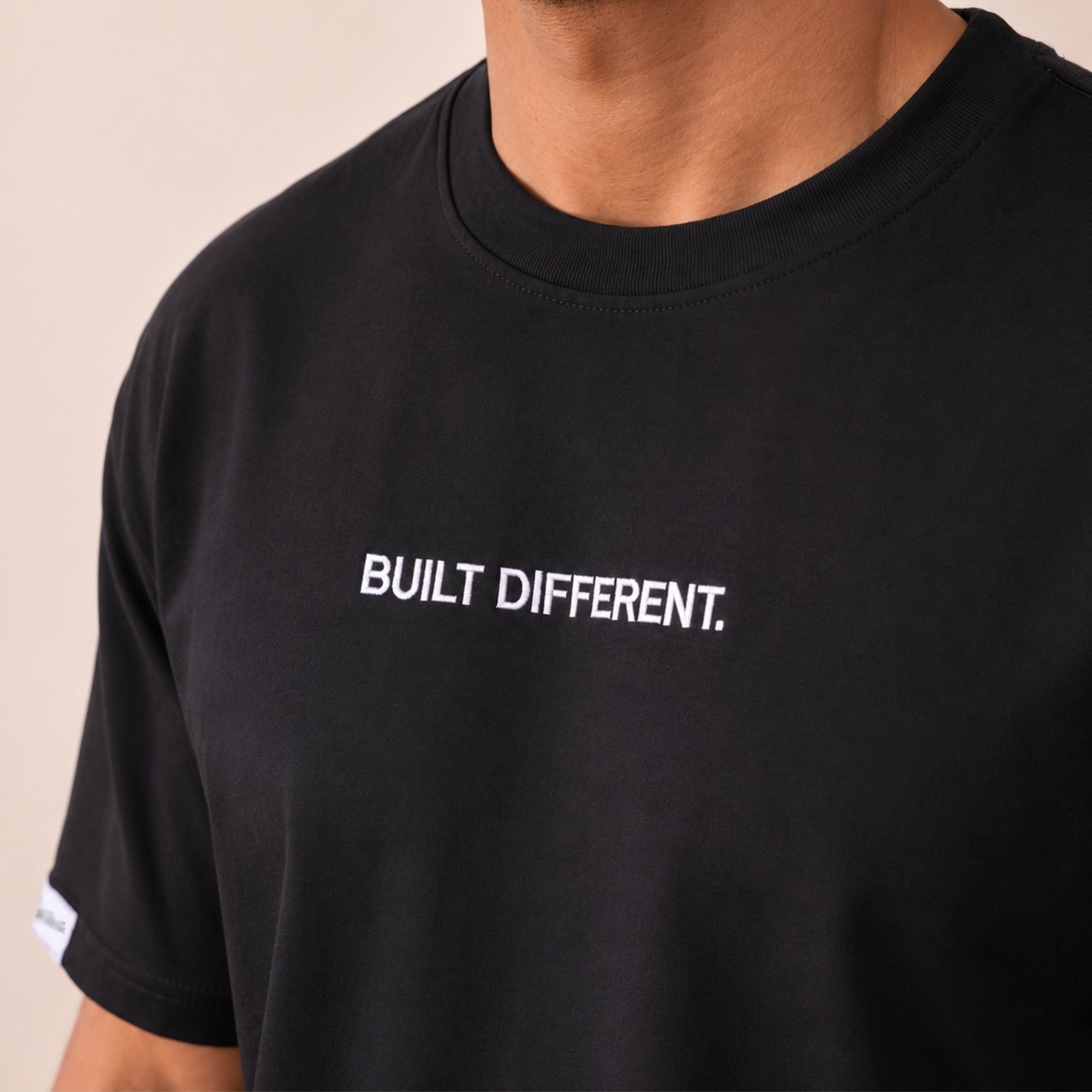 Heavy Oversize T-Shirt Herren 100% Baumwolle Schwarz BUILT DIFFERENT – Frontalansicht Model
