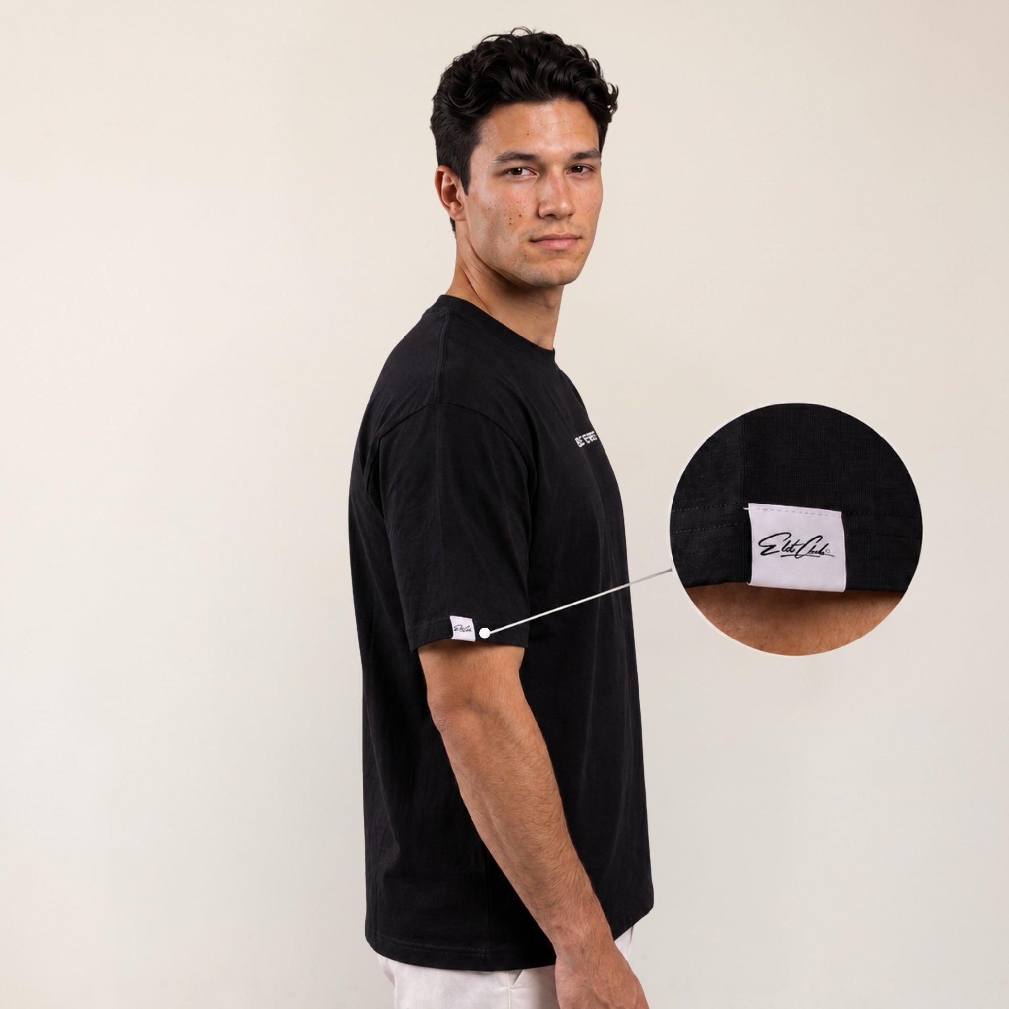 Heavy Oversize T-Shirt Herren 100% Baumwolle Schwarz BUILT DIFFERENT – Seitenansicht mit Elite Club Ärmel-Label