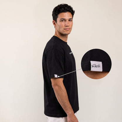 Heavy Oversize T-Shirt Herren 100% Baumwolle Schwarz BUILT DIFFERENT – Seitenansicht mit Elite Club Ärmel-Label