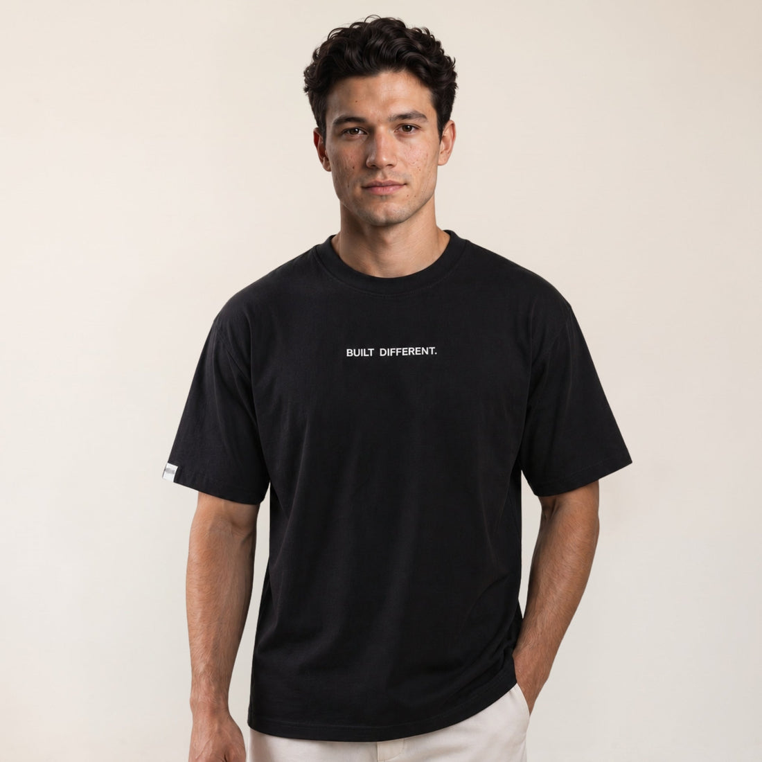 Heavy Oversize T-Shirt Herren 100% Baumwolle Schwarz BUILT DIFFERENT – Nahaufnahme Bruststickerei