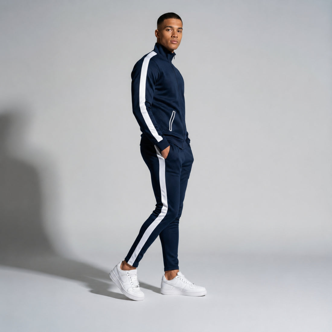 Trainingsanzug Herren Navy Slim Fit Tracksuit von Elite Club ®, Seitenansicht